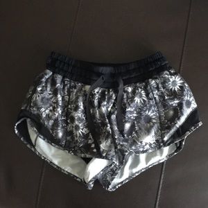 Lululemon Hotty Hot 2.5” short